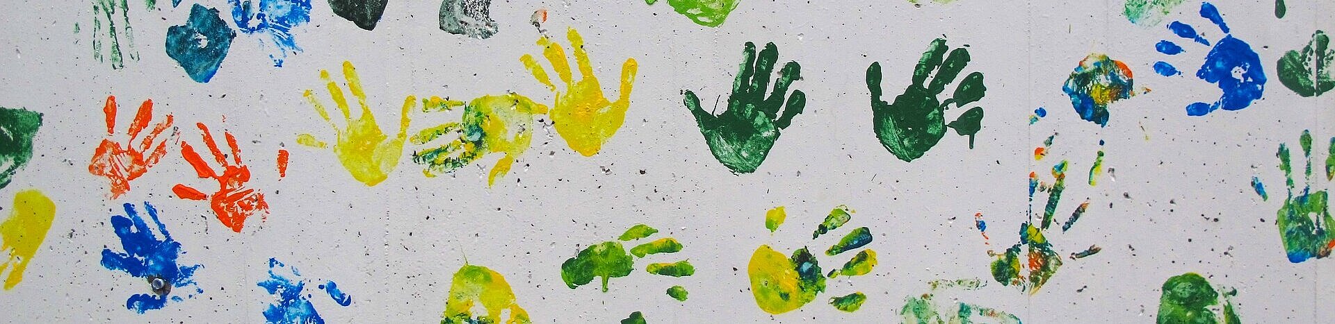 viele Handabdrücke auf Wand